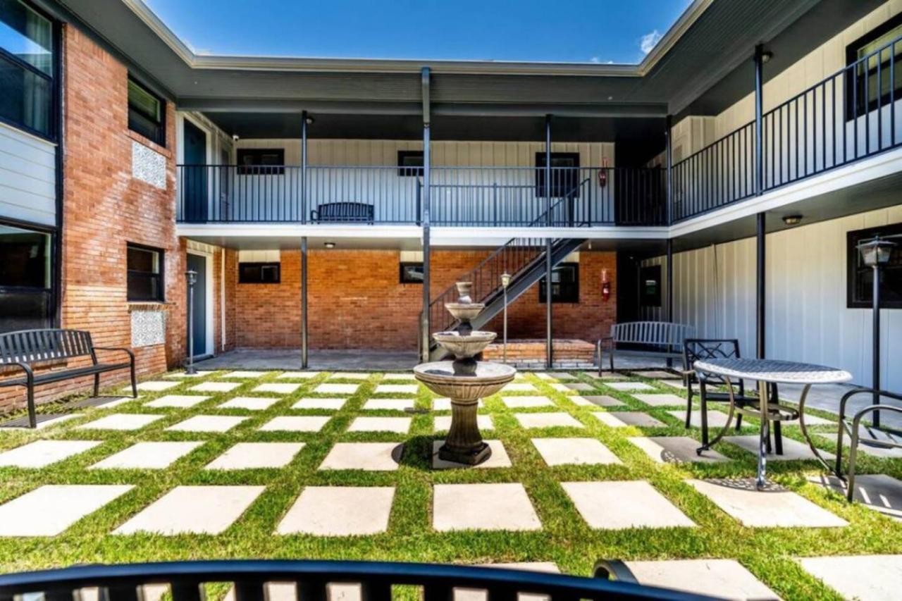 Roomy Urban Apartment Montrose! Free Parking #3 Houston Bagian luar foto